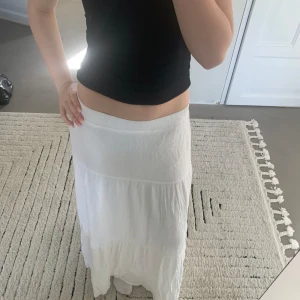 Långkjol - Fin vit långkjol från stradivarius som är använd färdigt få gånger, den har inga tecken på användning!❣️