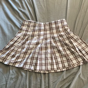 Vit/beige rutig kjol  - Knappt använd rutig kjol, storlek 38. Går att hämtas i Malmö.