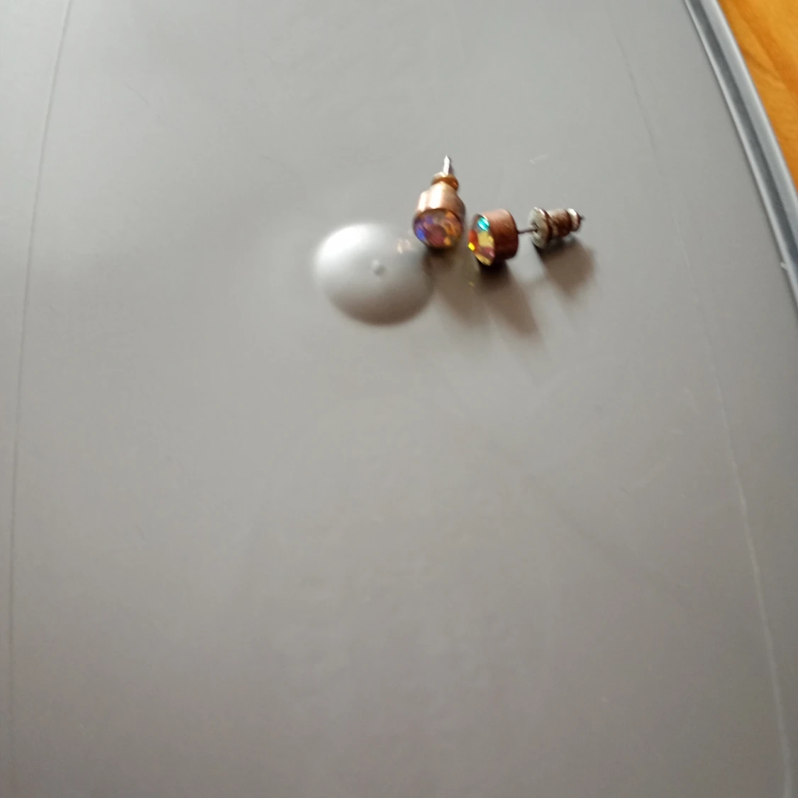 Örhängen guldfärgad metall med vita stenar.stift.