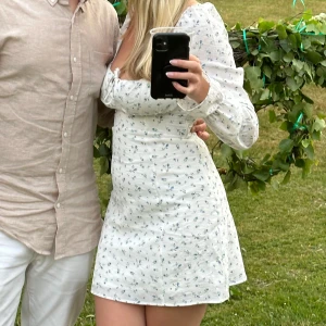 Jättefin kortare klänning  - En klänning med blommigt mönster ifrån H&M i storek XS. Endast använd 1 gång, säljer pga att den tyvärr blivit lite för liten på mig.