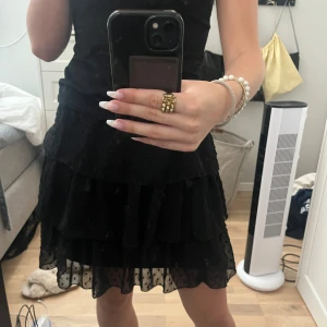 Kjol - Säljer denna svarta fina kjol i storlek S! Den är i fint skick! Säljer för 70 kr, pris går att diskuteras💕