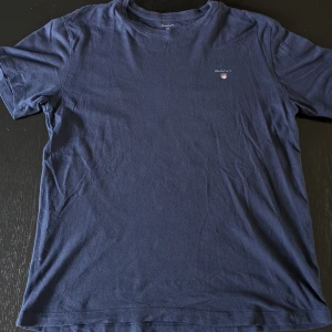 Gant t-shirt  - Fin gant t-shirt i strl 170 säljer nu pågrund av att jag har växt ut den. Alltid tagits bra hand om och är i mycket fint skick förutom att T-i gant är lite borta som man inte ser på långt håll men om man tittar nära skulle man kunna märka det.