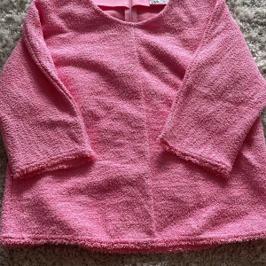 Tre kvarts ärmar tröja! - En rosa härlig tröja med trekvarts ärm, storlek L men passar mig som har XS! 💕