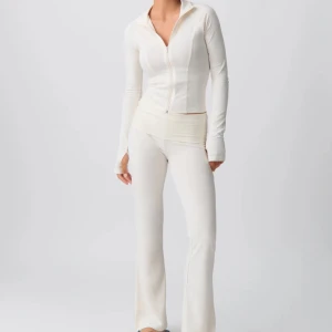 Säljer mina kräm vita yoga pants  - Säljer för dom är lite för stora för mig och jag använder dom aldrig. Dom är oanvända.