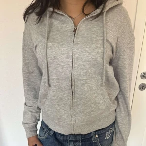 Grå zipup hoodie  - Grå zipup hoodie  Mysig o fin grå zipup hoodie från hm.  Perfekt basplagg att ha i garderoben💘 Inga defekter Kontakta för mer information!💞