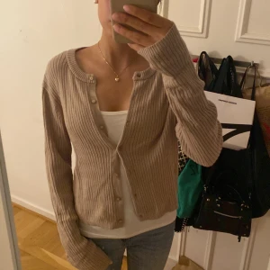 Beige kofta - Jättefin beige kofta är helt ny och har aldrig använts Då den inte har kommit till användning  