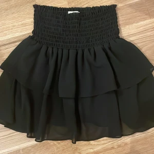 Volang kjol - Så fin svart volang kjol från Chelsea. Använd flertalet gånger men så fint skick!