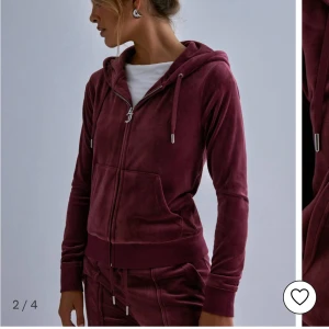 Juicy Couture  - Säljer mitt fina Juicy Couture set som är i mycket fint skick! Den enda defekten är att en metal grej på ena snöret på tröjan har försvunnit (se sista bilden). Tröjan är i st XS och byxorna XXS, säljer gärna båda tillsammans❤️Nypris 2500kr tsm