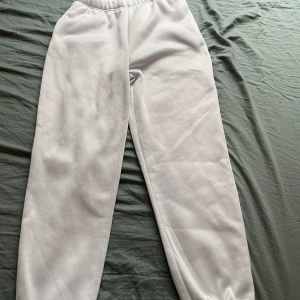 En vit mjukis byxa  - Storlek: M Butik:SHEIN Bara använt en gång Material: Polyester 