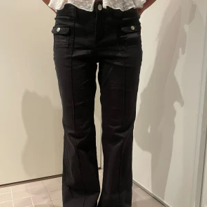 Hm byxor - Nu säljer jag dom populära hm byxorna, använda ett fåtalgånger. Dom är uppsprättade längst ner! Väldigt snygga men passade tyvärr inte mig i längden🖤