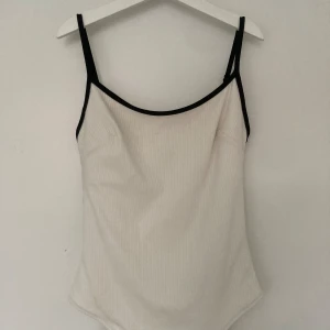 Baddräkt  - Super söt baddräkt i storlek 38/S, knappt använd därför i toppskick! ❤️ Säljer då den inte kommer till användning, skriv vid funderingar. :)