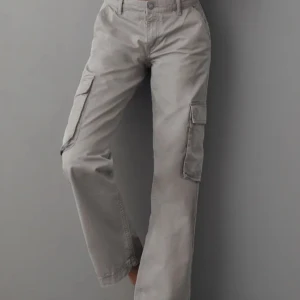 Grå LOW WAIST cargo jeans  - Låg midjade grå cargo jeans från Gina Tricot. Super fina men kommer inte till användning, endast använda ett få tal gånger💕  Strl 34 men passar nog 36 också  Hör av er för egna bilder eller om ni har några frågor 💖
