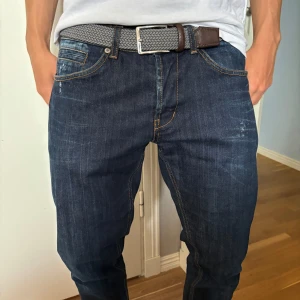 Grisch Jeans/Dondup Jeans - Hej, säljer nu ett par trendiga grisch byxor från dundup! Nypris på byxorna är 3373kr! Storleken är en väldigt liten 36a som passar både en storlek 30 och 32a! Skick 9,5/10 Priset går att diskutera vid snabb o o smidig affär! 