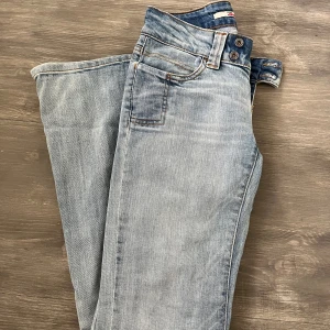 Lågmidjade jeans - Säljer dessa super snygga Lågmidjade jeansen i bootcut, verkligen så fina men kommer inte till användning. Stl 34/32💛