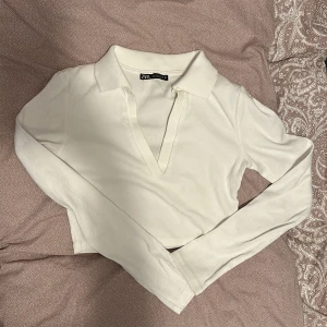Vit topp - Vit topp från Zara i storlek S, men som XS. Aldrig använd.