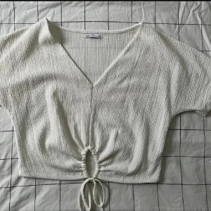 Tröja  - Tröja med korta ärmar och knytdetalj på magen 