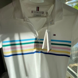 Tommy Hilfigher pikétröja xs - Helt ny oanvänd pikétröja från Tommy hilfigher. Storlek xs. Köpt på Tommy hilfigher i Göteborg.