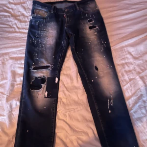 Dsquared2 Jeans - Hej! Jag säljer min killes Dsquared2 jeans i storlek 46, lite använda men inte så det syns.