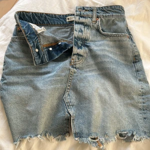Jeanskjol - Jeanskjol i bra skick från Ginatricot, storlek 34. Pris kan diskuteras 🥰