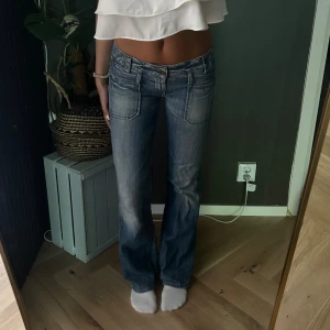 Snygga jeans!! - Mina gamla favoritjeans som inte kommer så mycket till användning. Verkligen så snygga med en perfekt passform💓 de är i storlek 28 längd 34 de passar alltså mig som är 178 i längden💕