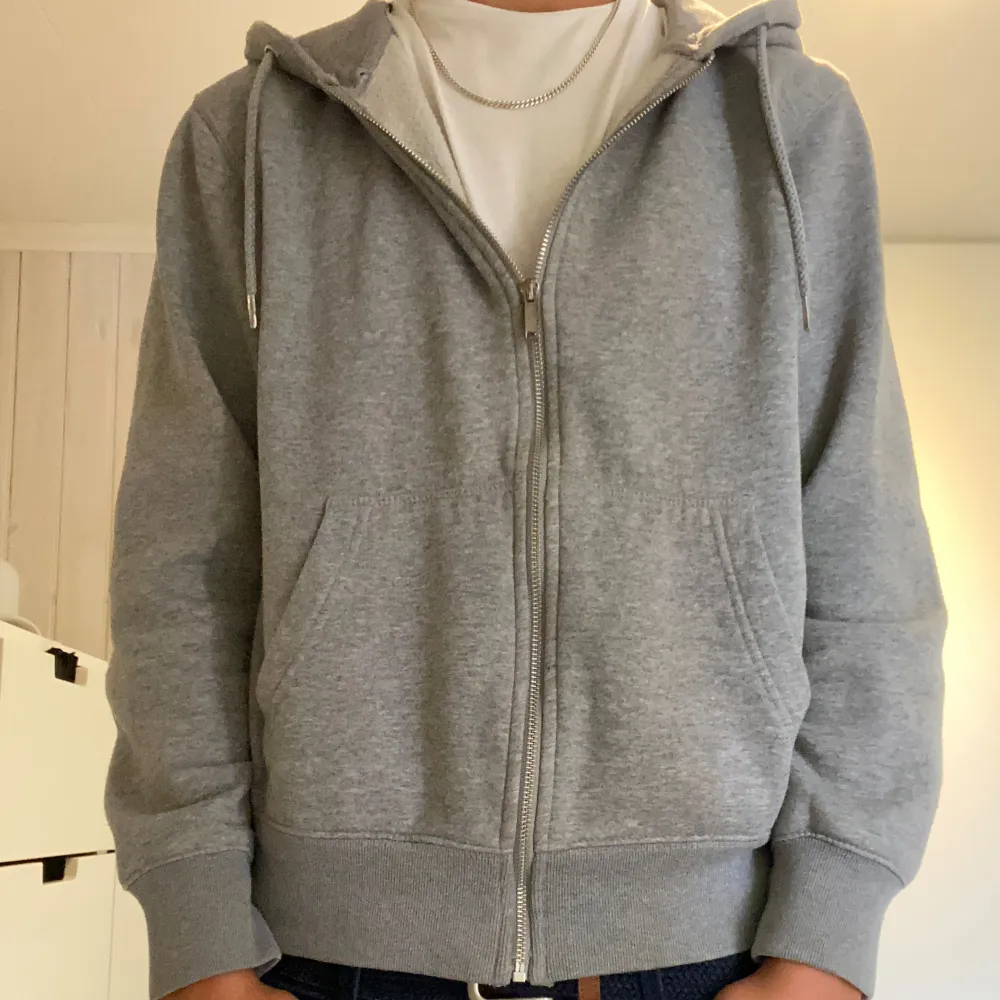 En grå zip hoodie från Jack & Jones. Är för liten för mig. Bra skick och använd då och då.. Hoodies.