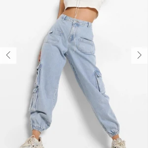 Denim Pocket Jogger - Jeans från Boohoo som aldrig använts pga storlek. Jeansmaterialet är något mörkare än på bilden. Storlek 38.