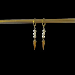 Örhängen med tre pärlor - Rostfritt🥰 Kostar 105/par eller 55/styck❤️ finns i silver om man är intresserad💗