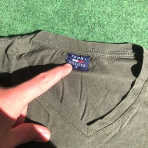 Tommy hilfiger V-neck tisha - Bra sommar tisha inga fläckar lite skrynklig men bara att strykka 💯
