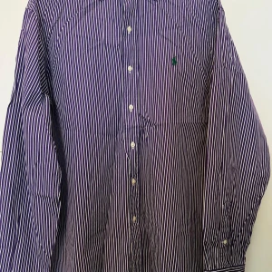 Ralph Lauren Skjorta - Ett fin randig ralp Lauren skjorta perfekt till sommaren.☀️⛱ storlek: XL men skulle säga att den sitter mer som en L.