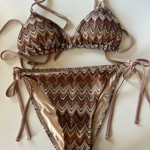 Bikini - Såå snygg bikini från Nakd som är mission mission inspirerad, underdelen är stl XS och toppen L. Storleken är verkligen inte true to size då jag skulle säga att toppen är mer s/m. Sen skulle underdelen också passa en S! 