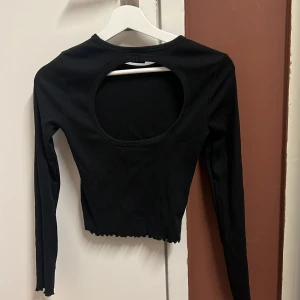 Cut out svart tröja från Gina Tricot - Gina Tricot svart cut out tröja (rygg) i storlek xs. Säljer pga att den är för liten för mig.