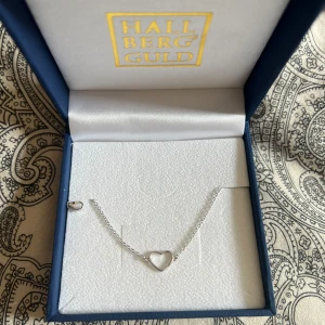 Silveradband från hallbergsguld  - Armbandet är i äkta silver och är helt nytt. Det sitter en liten diamant på högersida av hjärtat men det är väldigt svårt att se🙈☺️