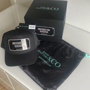 John hatter keps  - Aldrig använd och ej testade( fel köp). Allt på bilden medföljer. Köpt för 995kr. Hör av er vid frågor. 