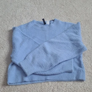 Blå tröja - Kommer inte tiln använding. Jag har bara använt den 1 gång under jul, inga defekter