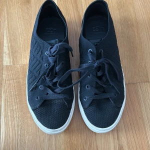 Svarta sneakers - Bra skick, använt några fåtal gånger. 