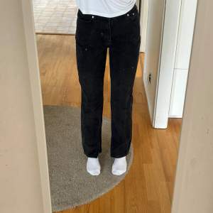 Svarta jeans från NA-KD  Storlek 36 Med slits vid fötterna
