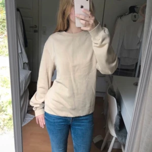 Sweatshirt  - Sweatshirt ifrån herravdelningen på h&m i storleken XS, passar dam men skulle säga att den motsvarar en S eventuellt M i damstorlek.  I väldigt gott skick, knappt använd  För mer info eller bilder på, kontakta mig 🤗