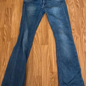 Jens  - Bootcut jeans st w25 är 159 lång