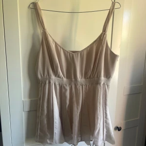 Vintage topp / linne - Så fin topp i mycket fint skick med pärlor! Storlek uppskattas till M