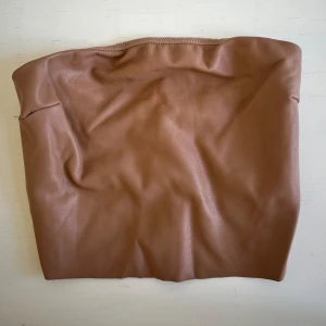 SKIMS topp - SKIMS topp i faux leather, använd och testad en gång! Supersnygg på sommaren och i otroligt material 
