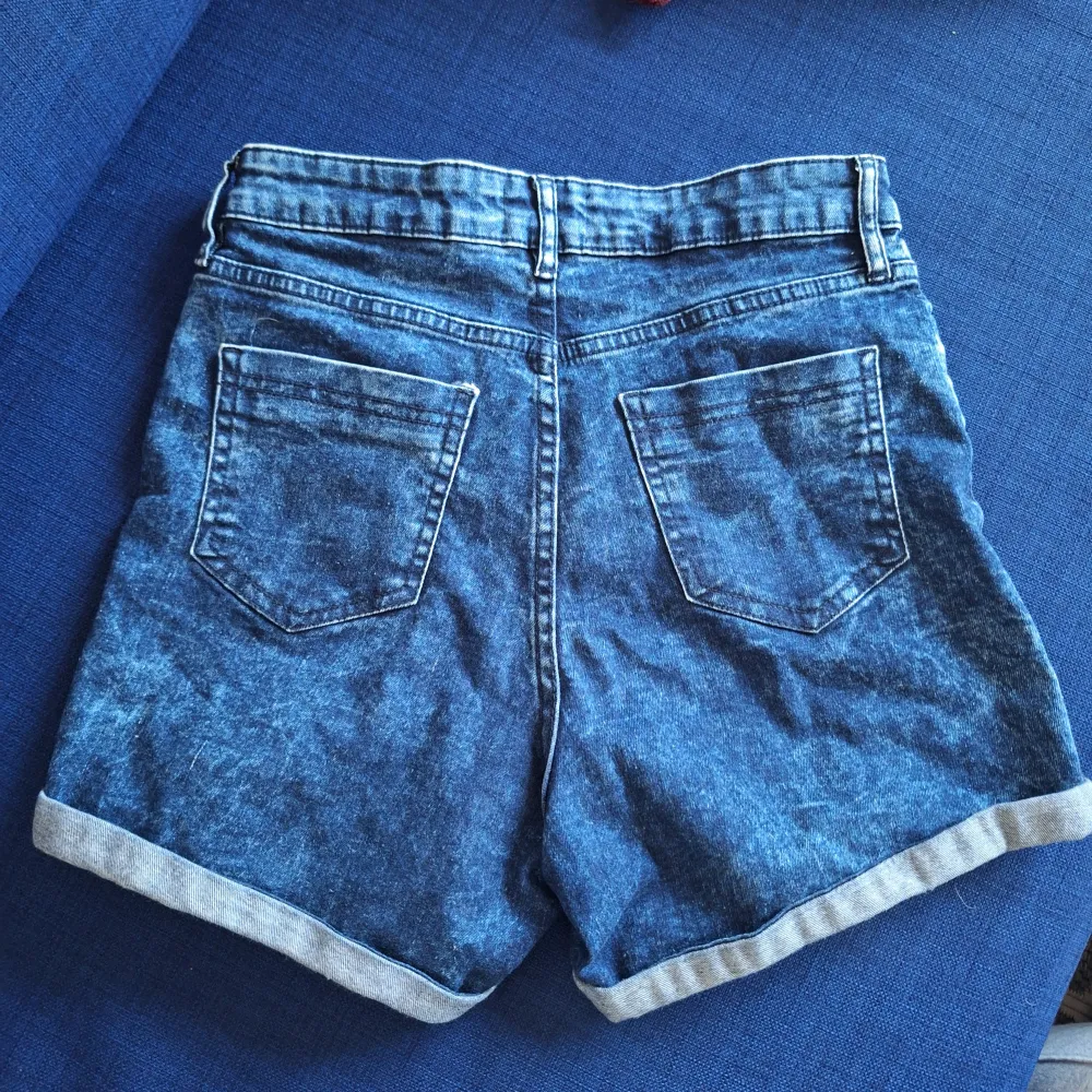 Jeansshorts med hög midja från F&F Storlek 36 Mörkblå  Mycket bra skick. Shorts.