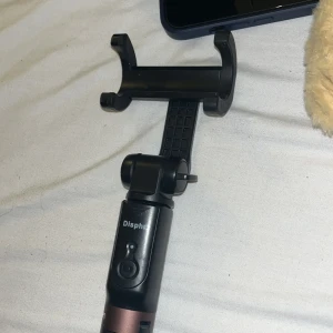 Bluetooth selfie stick - Bluetooth selfie stick som kan förlängas och justeras till olika vinklar, väldigt bra märke, använd få gånger 