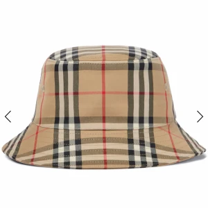 Burberry bucket hat - Söker en beige burberry bucket hat i storlek XS, Helst upp till 400kr, max 500kr. Hör av dig om du har en