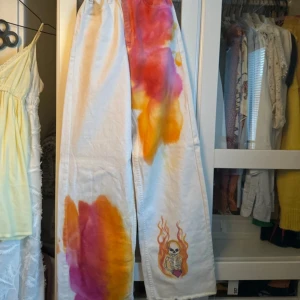 jeans - sjukt coola jeans från illbatting design!! använda enstaka gånger! storlek W24 L32