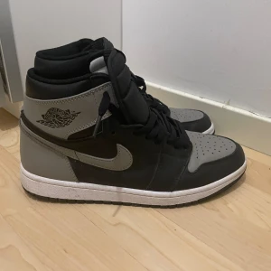 Jordan 1 - Jordan 1 i storek 43 i bra skick