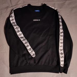 Adidas Originals TNT Tape Sweatshirt Storlek M - Plagget är använt 2-3 gånger och i fint skick, kontakta mig vid frågor!🌻  /Janne