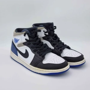 Jordan 1 "Game Royal" Mid - Jordan 1 "Game Royal" Mid Strl. 44 Bra skick 7/10 Låda ingår Från Merch Sweden Orginalpris 4800