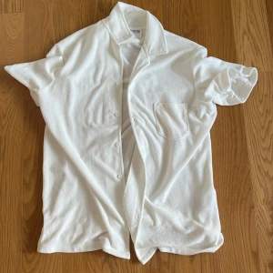 T-shirt - Jag säljer den här samma som förut men en tröja i vit färg istället. Den är oanvänd och därför i ett gott skick.