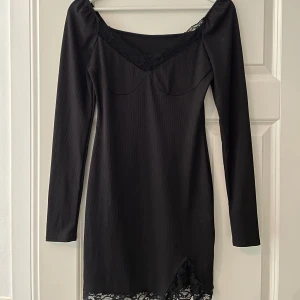 Kort klänning  - Kort bodycon klänning med slits på låret. Spetts på bröstet och på nedre delen av klänningen. Den sitter fint men den har blivit för liten för mig ☺️