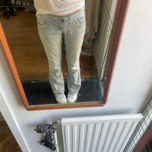 Jätte snygga ljusblå jeans med få tecken på användning! Ljusare än dom ser ut på andra bilden!💕 Midjemått tvärsöver: 38cm Innerbenslängden: 82cm